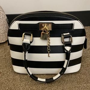 AlDO purse USED!!!!great condition black/white hand bag..